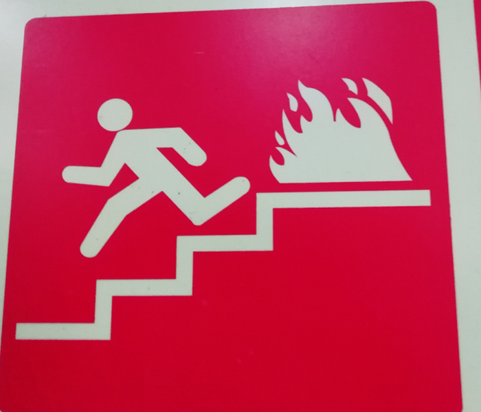 Sign indicating escape from a fire.